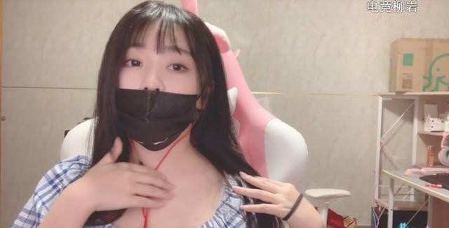 小团团第二次露脸直播玩游戏换装,展示锁骨却遭超管警告?