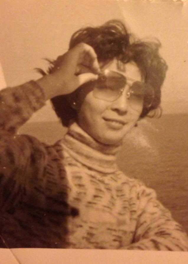 原创范冰冰姐弟同晒母亲照片，张传美39年颜值不变，母女二人似亲姐妹