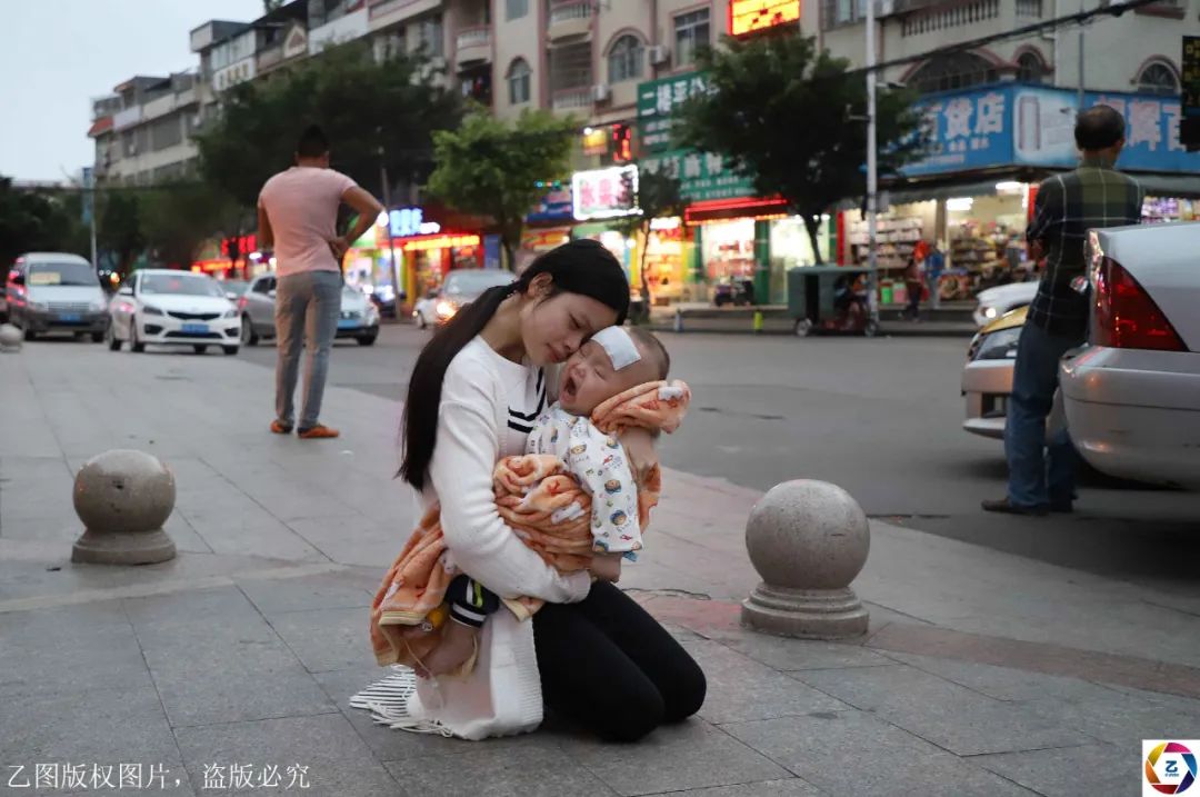 母亲：母亲跪地嚎啕大哭，13位母亲照片张张刺痛人心儿子病重无钱治