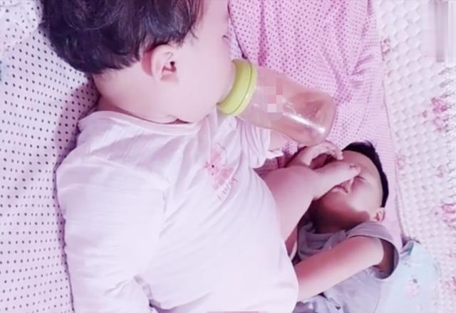 『哥哥』妈妈推开门，这画面妈妈都看不下去了让兄妹俩一起睡午觉