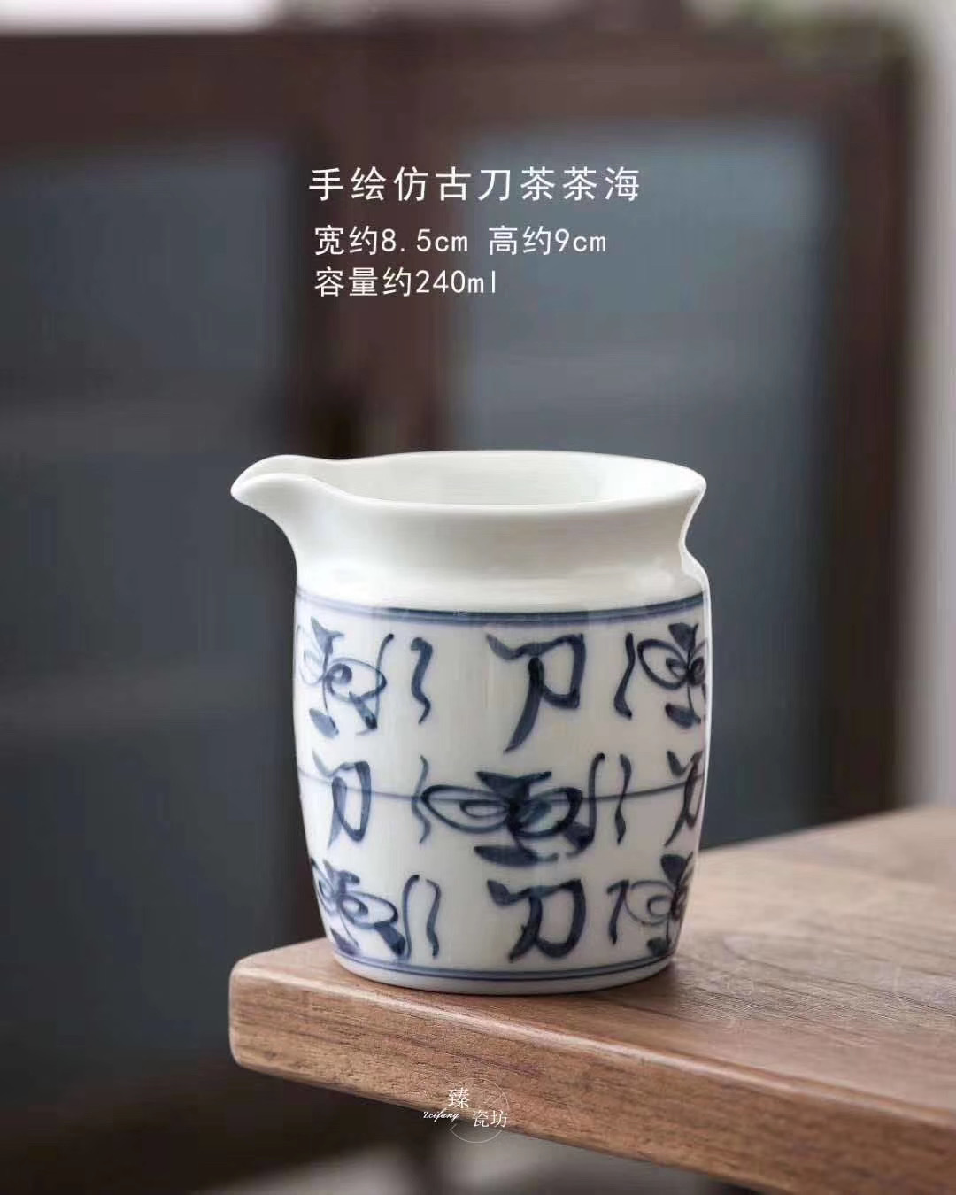 朱元璋得到"九龙杯"后,便经常使用这种珍品盛酒宴请文武大臣.