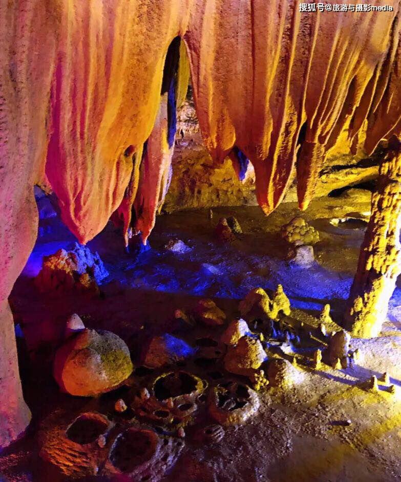 距今两亿年的天然喀斯特，有上百种奇石怪洞，被誉为“人间仙景”