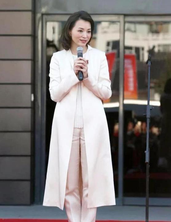 原创董卿身材是真好,穿紧身针织裙秀玲珑曲线美,现场撩头发眼神自信