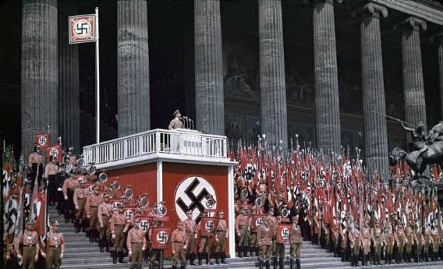 画家出身的希特勒,为啥要用"万字旗"做纳粹标志?