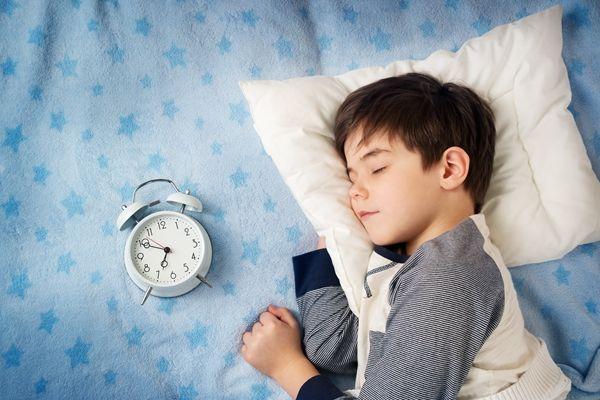 孩子睡眠直接影响到生长发育，养成良好睡眠习惯，须做到以下5点
