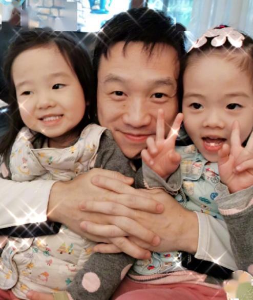 杨威罕晒老婆怀双胞胎女儿孕照杨阳洋俯身与肚中妹妹互动超温馨