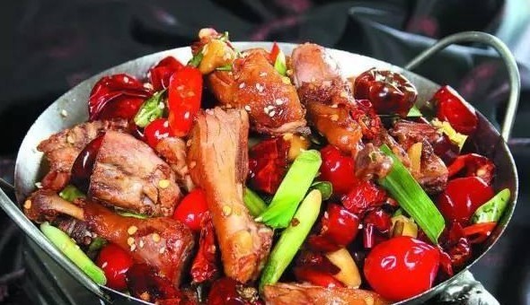 拿手菜:泡椒蘑菇,干锅鸡,土豆炖排骨,鱼香茄子