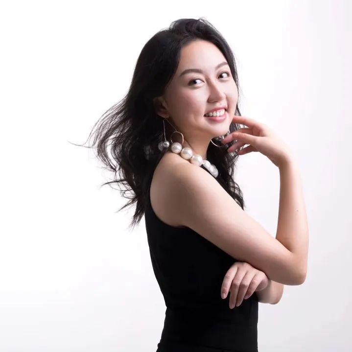 您心仪的是主持人佳蕾.
