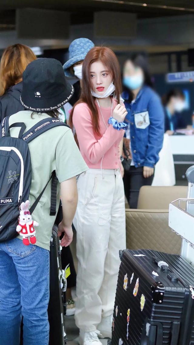 仙女基础款针织衫穿出仙女范，新发色加分鞠婧祎不愧“四千年美人”