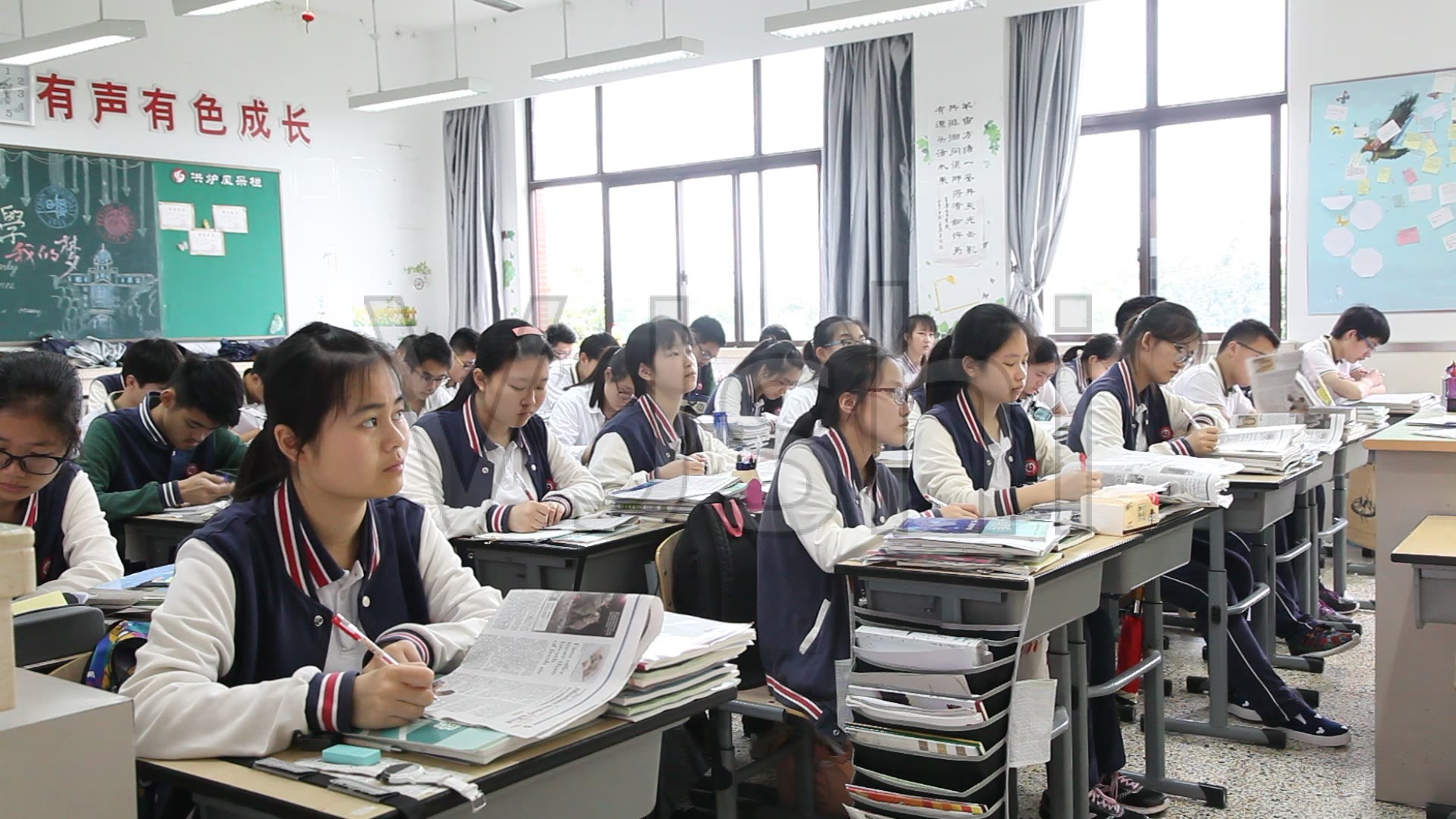 初中生喜欢熬夜玩手机,身体出现这3种状况,都要当心了