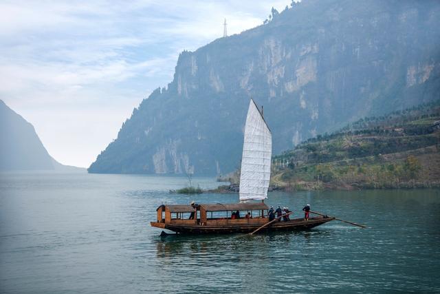 长江三峡:是瞿塘峡,巫峡和西陵峡三段峡谷的总称