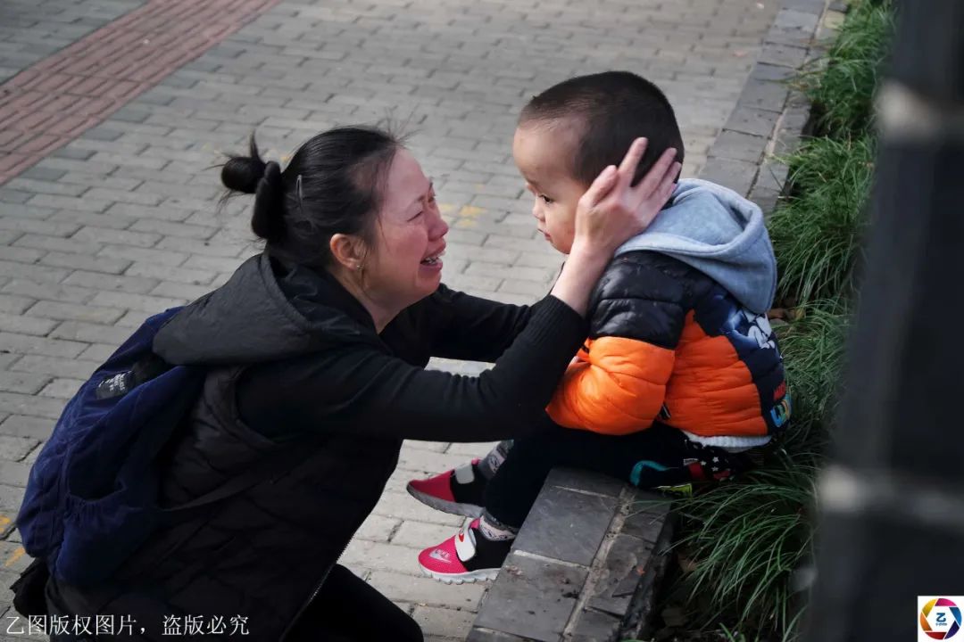 母亲：母亲跪地嚎啕大哭，13位母亲照片张张刺痛人心儿子病重无钱治
