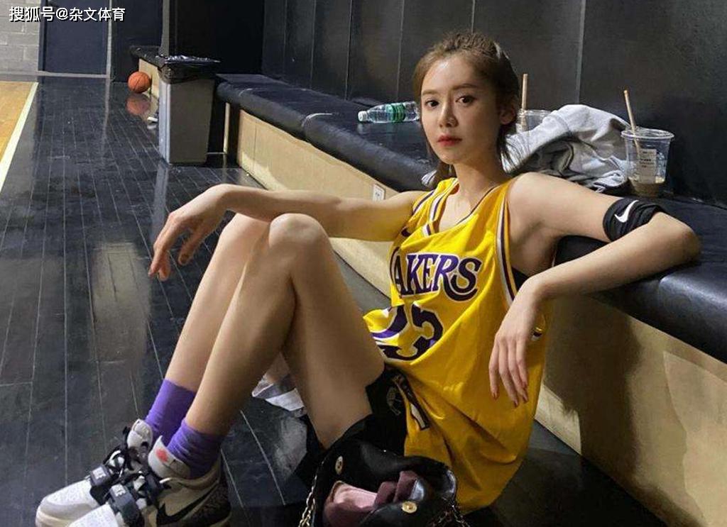 美娜帮助招募nba女主持人用湖人队打游戏比赛工作安排很充实