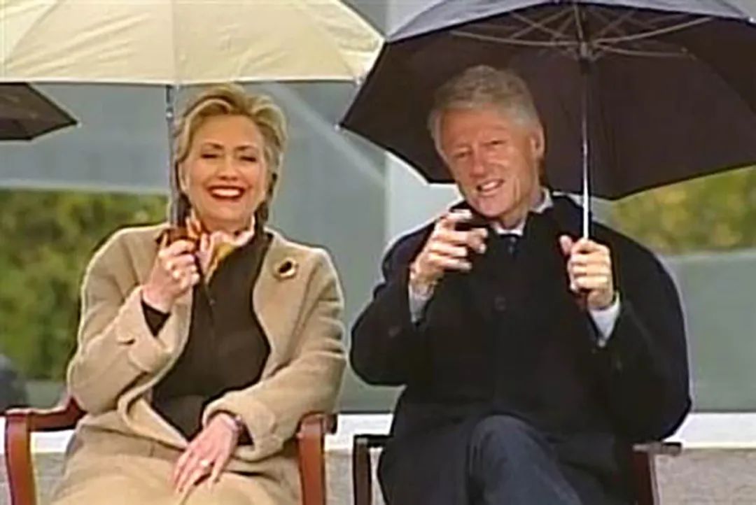 74岁克林顿爱意满满,雨中撑伞不忘牵希拉里的手,相濡以沫太浪漫