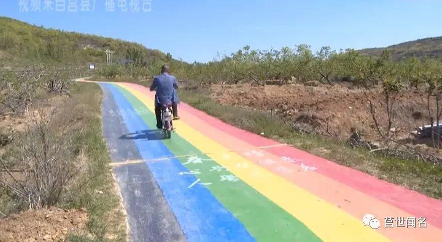 龙山镇北上涧村桃园现彩虹路02路上写满诗词