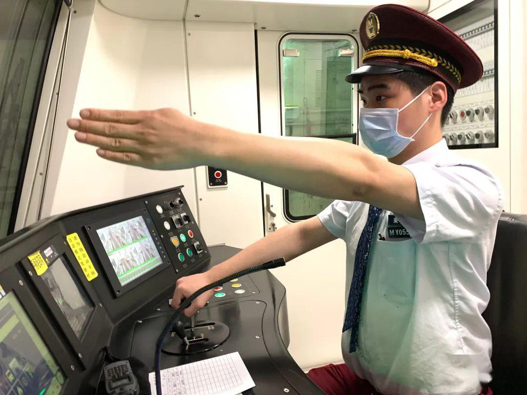 武汉地铁诞生121名铜手柄司机