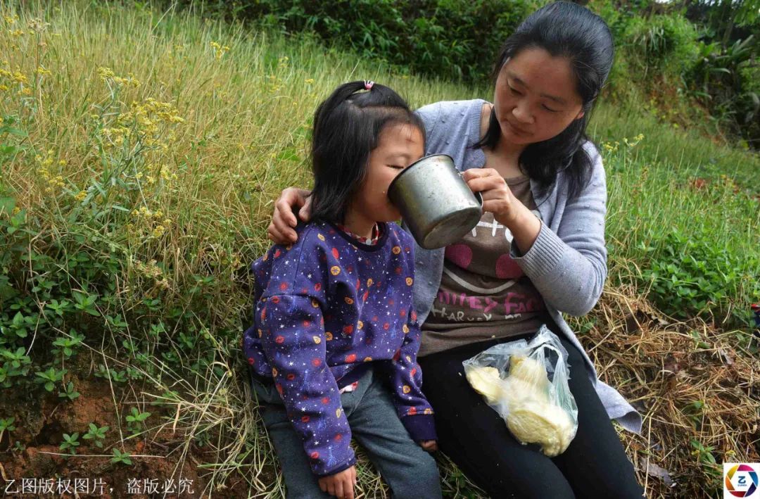 母亲：母亲跪地嚎啕大哭，13位母亲照片张张刺痛人心儿子病重无钱治