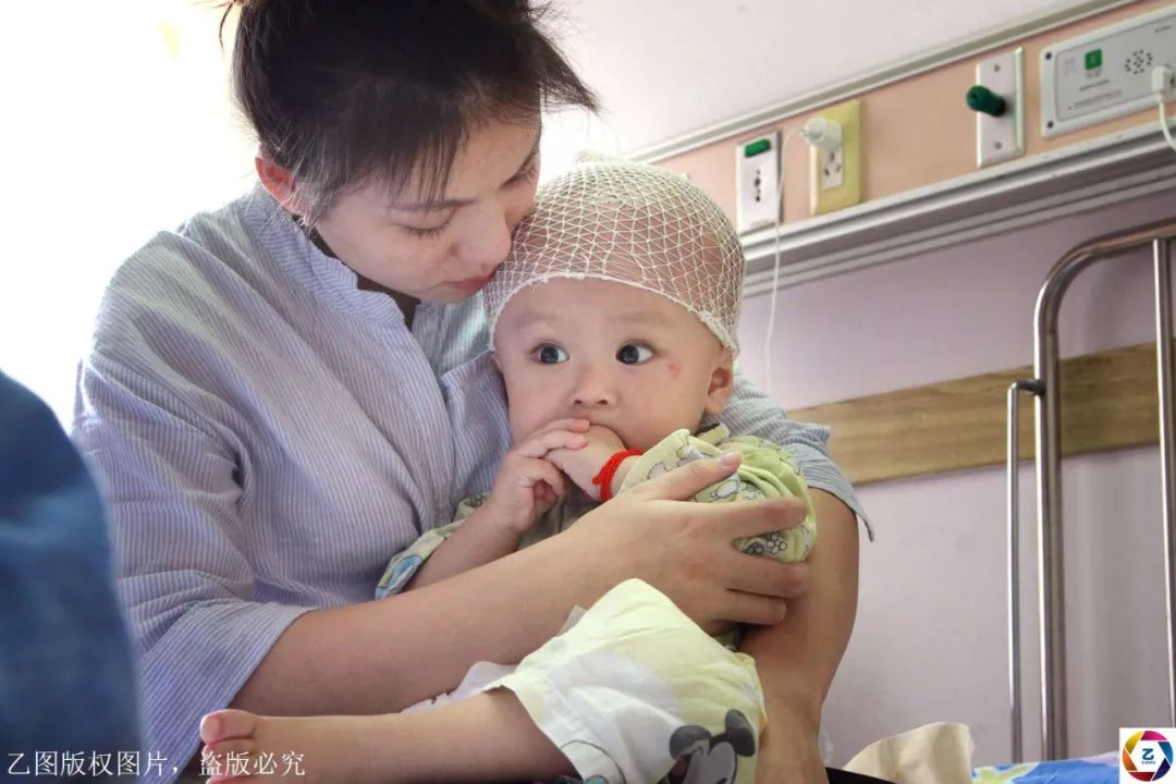 母亲：母亲跪地嚎啕大哭，13位母亲照片张张刺痛人心儿子病重无钱治
