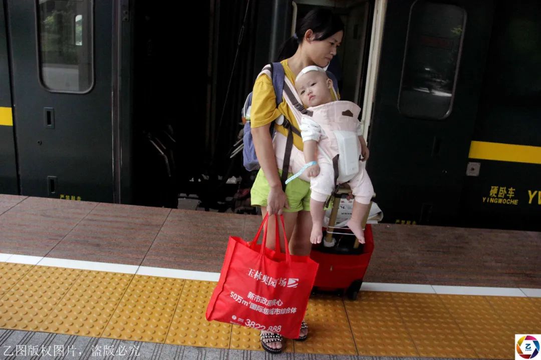 母亲：母亲跪地嚎啕大哭，13位母亲照片张张刺痛人心儿子病重无钱治