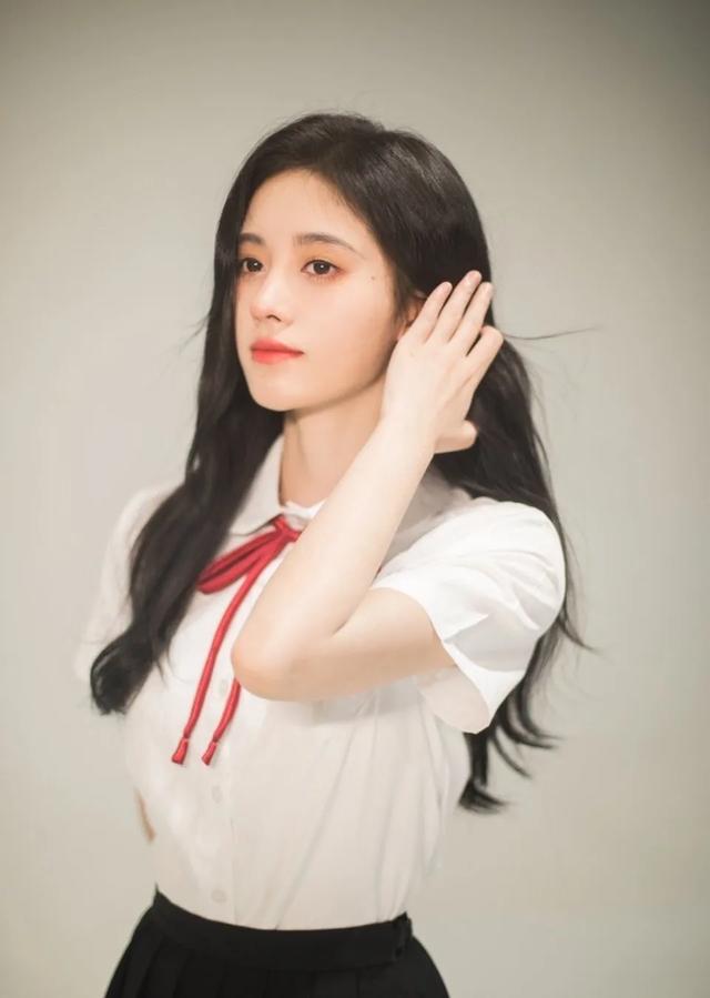 仙女基础款针织衫穿出仙女范，新发色加分鞠婧祎不愧“四千年美人”