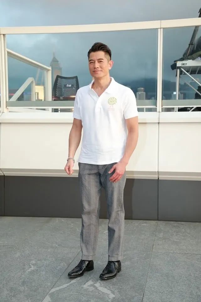 原创54岁郭富城帅气造型,polo衫 西裤,梳起侧分背头魅力十足