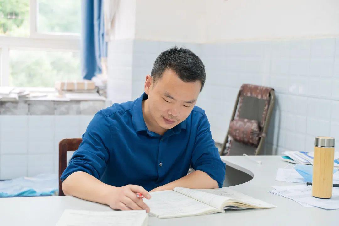谭周成:你用浓硫酸让我这块铜发生了化学反应!_王博瑞