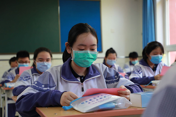 北京8万余名初三学生复学，多校用“隔空拥抱”迎接学生