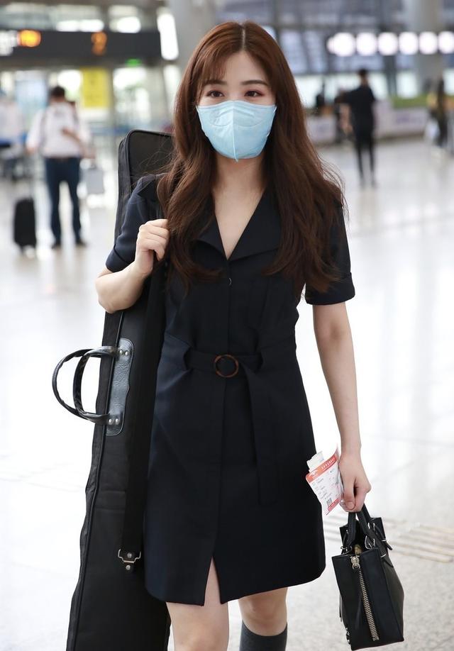 衬衫31岁美似动漫少女张含韵还能再嫩点吗？穿衬衫裙配一双半腿袜