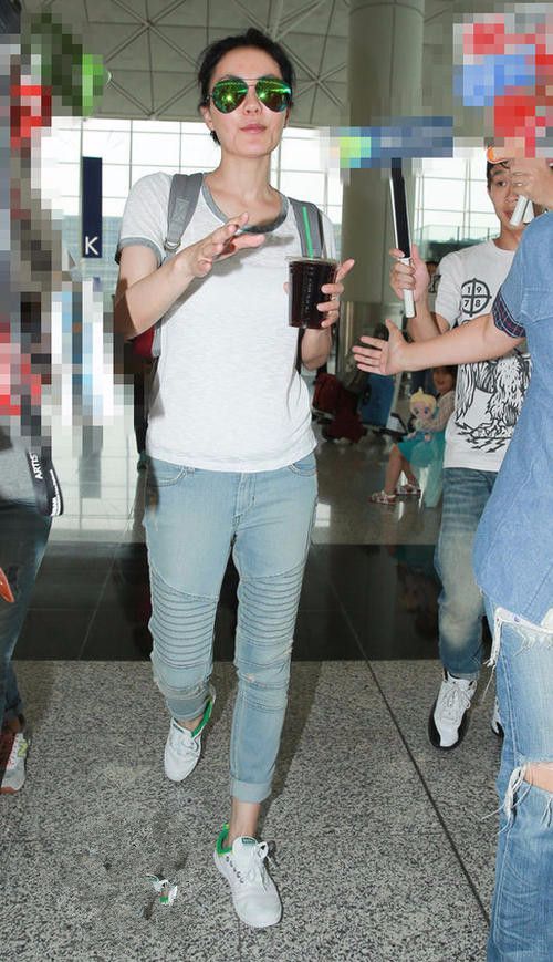 衬衫穿衬衫现身颈纹都不遮掩，接地气的天后！王菲打扮就是随性