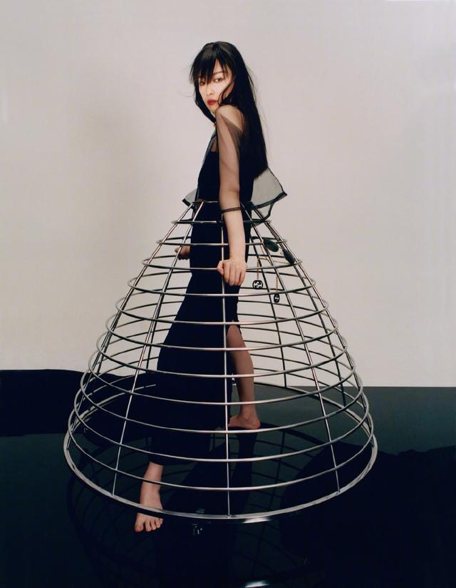 显得31岁倪妮这波封面气质超绝！蜻蜓上脸、跟泰国第一美撞衫