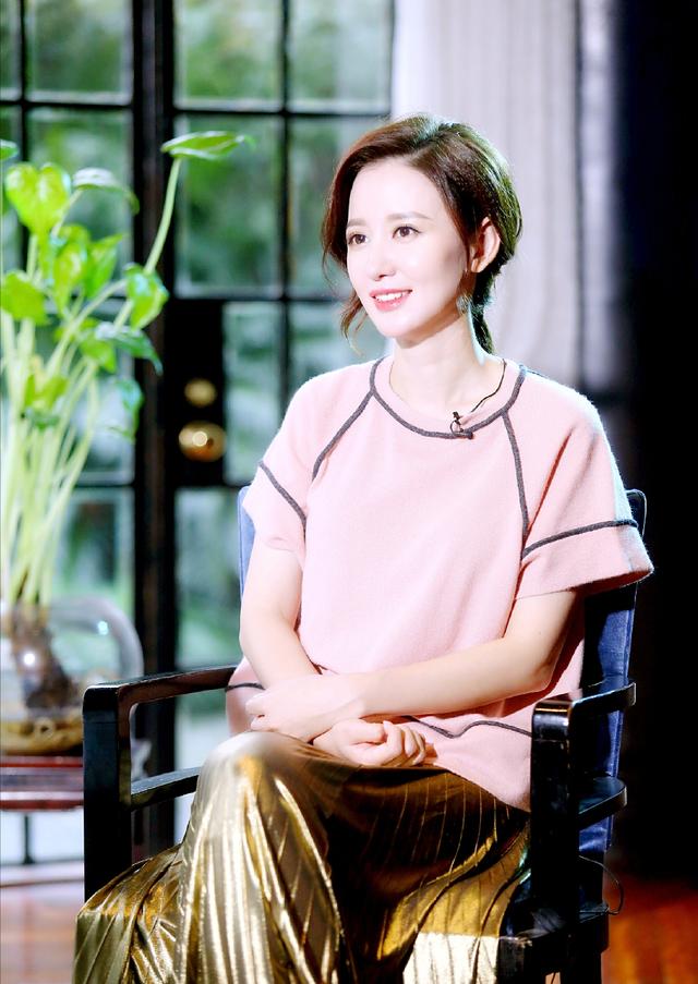 机场张萌现身机场，身材不比女团差《乘风破浪的姐姐们》未播先火