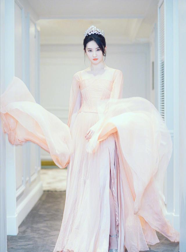 天仙天仙姐姐的私下穿搭，你也能诠释仙女下凡“花木兰”刘亦菲