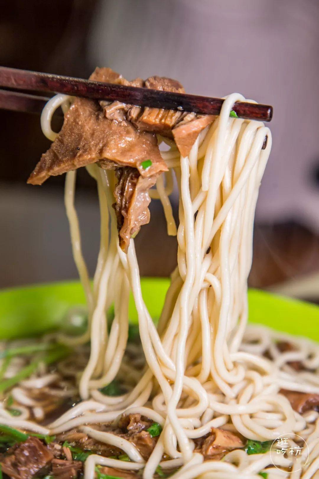 潮汕做法,炒面油水足,混合了沙茶酱汁翻炒入味,再淋上湿炒的牛肉和