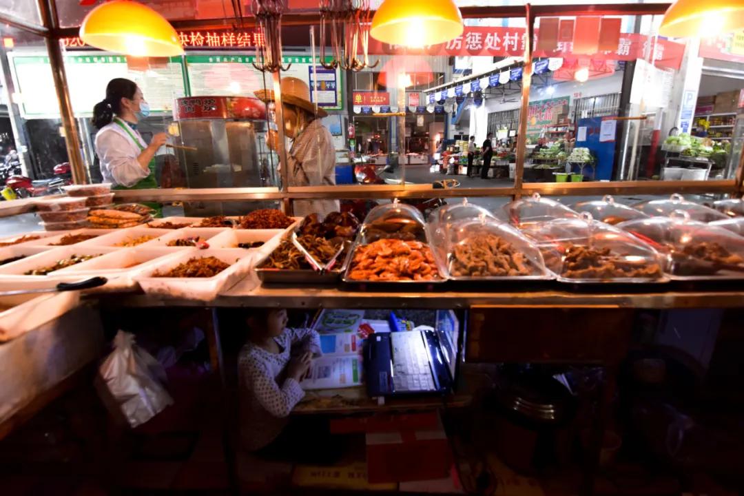 菜市场女孩扎心真相:寒门逆袭,读书是最容易的一条