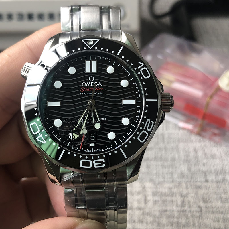 "seamaster 300m(海马300米系列)"做为欧米茄运动风格的主打系列