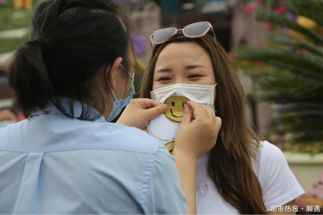 世界微笑日 重庆红酒小镇景区为游客免费拍"微笑