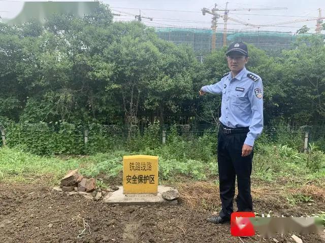 男子京沪线上4次裸体 卧轨 只因绿皮车擦身而过可得到空前未有的快感 铁路