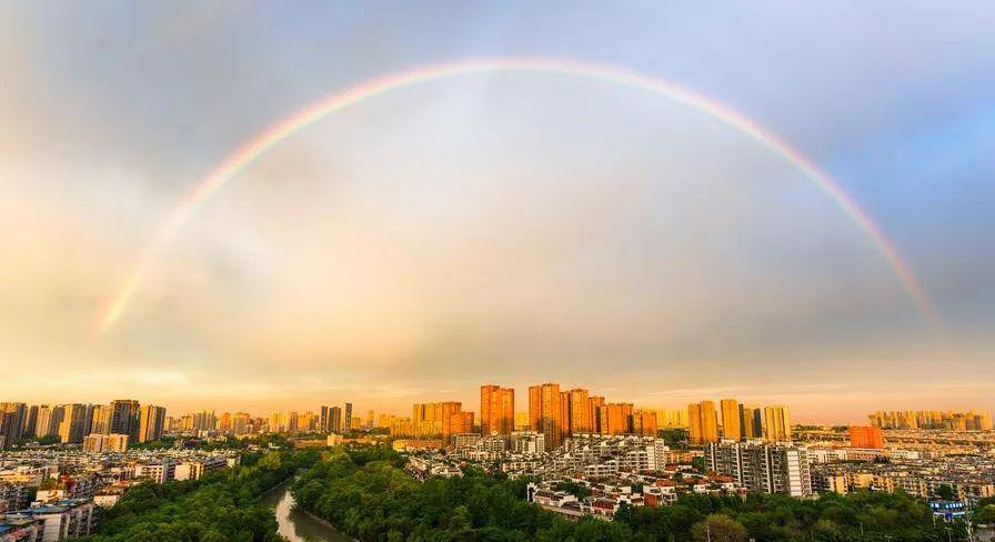 "成都傍晚天空现彩虹"