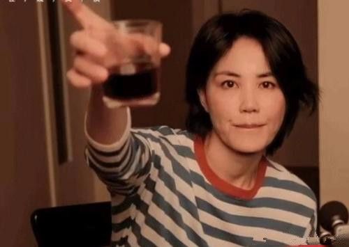 衬衫穿衬衫现身颈纹都不遮掩，接地气的天后！王菲打扮就是随性