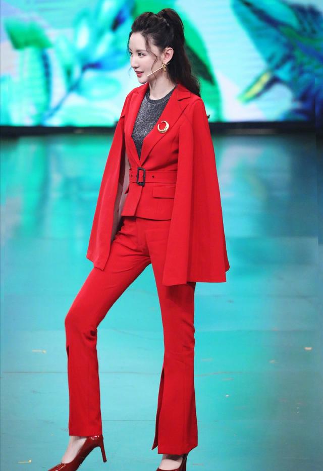 机场张萌现身机场，身材不比女团差《乘风破浪的姐姐们》未播先火