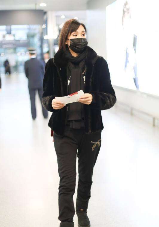 衣服46岁了也不显老，就是穿的衣服很廉价！看杨恭如的打扮真年轻