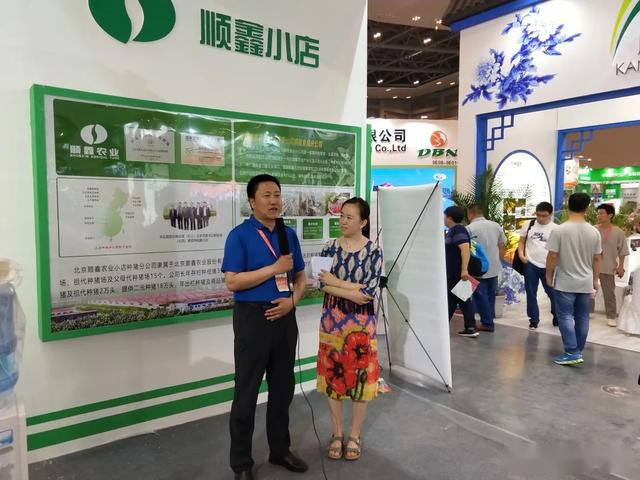 张茂在展会上接受采访(左)