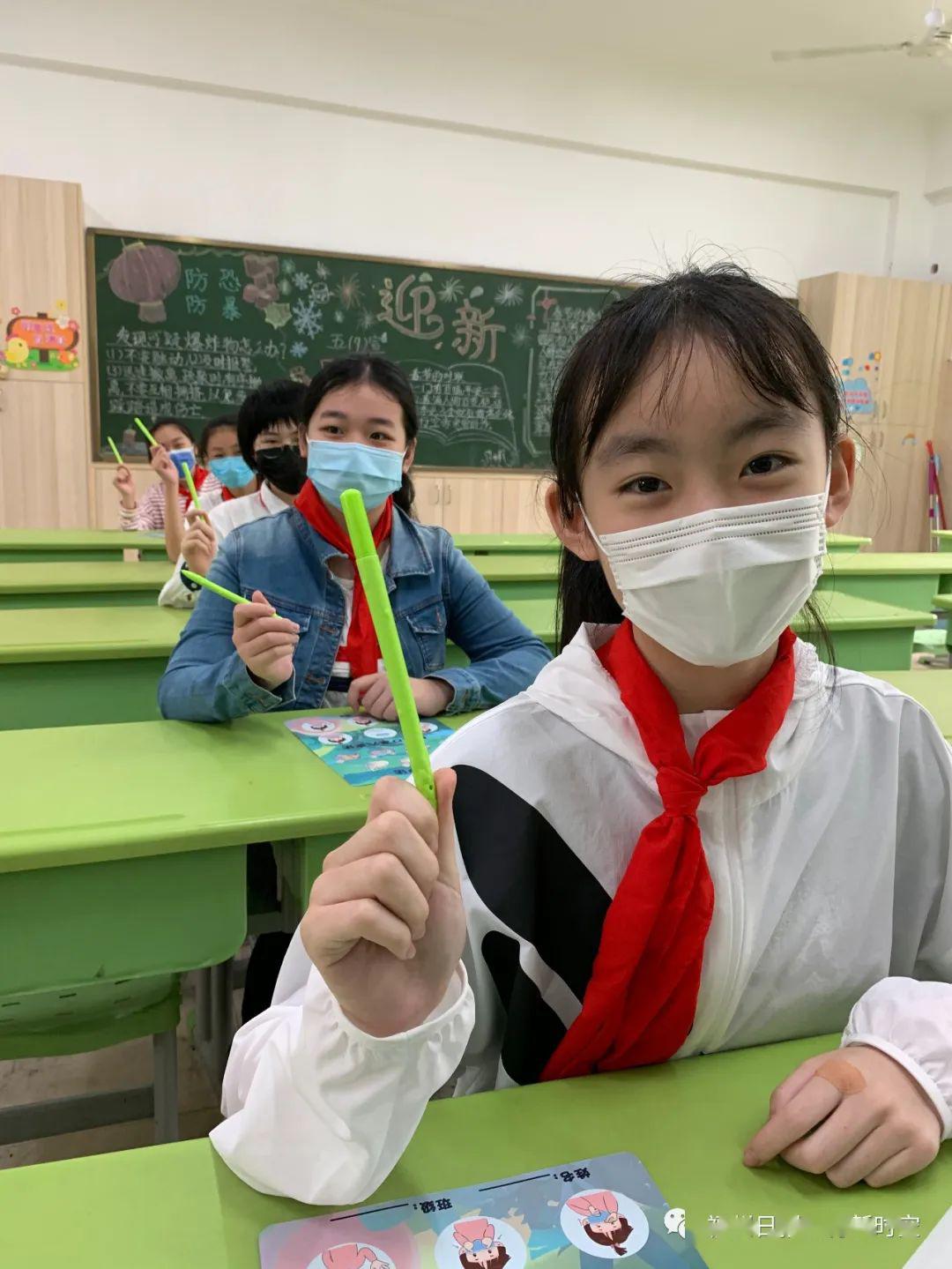 刚刚!首批福州小学生返校!弟弟在家直播看哥哥上学~哈哈哈!