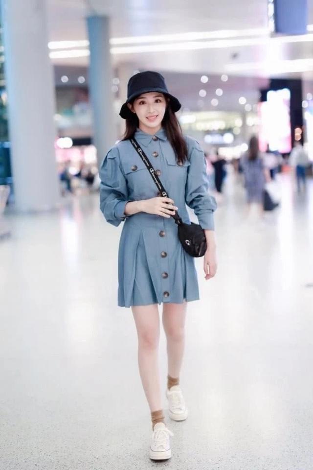 衬衫31岁美似动漫少女张含韵还能再嫩点吗？穿衬衫裙配一双半腿袜