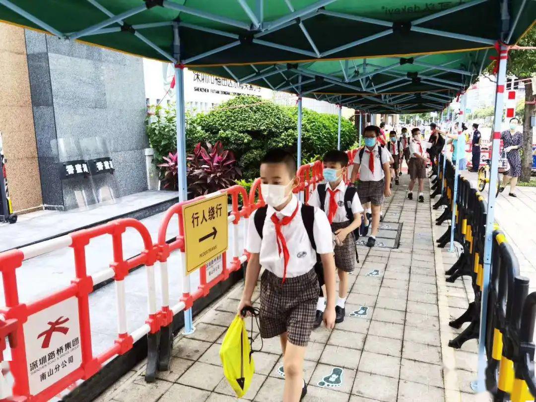 ​全程佩戴口罩，单人单桌！“神兽归笼”，今天深圳首批小学生返校啦