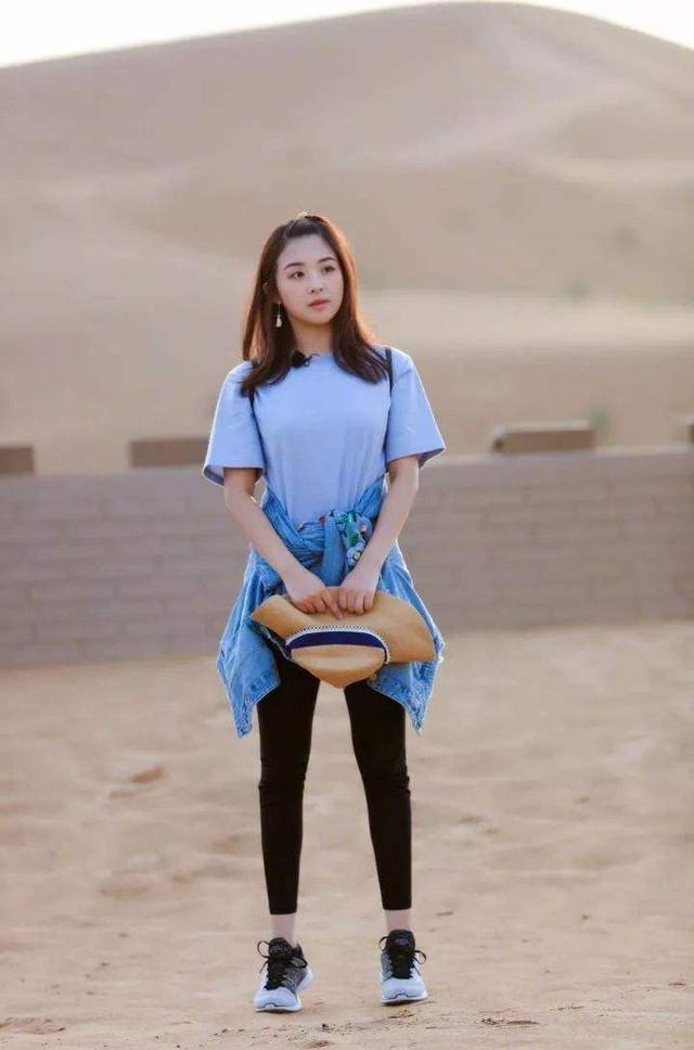 衬衫31岁美似动漫少女张含韵还能再嫩点吗？穿衬衫裙配一双半腿袜