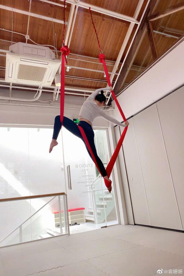 黑色她还有这一面……袁姗姗只有“马甲线”可炫耀？不