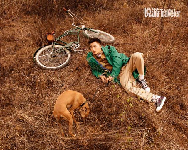 高冷但旁边的高冷大黄狗更抢镜！李易峰的眉毛太喜感了！浓黑似蜡笔小新