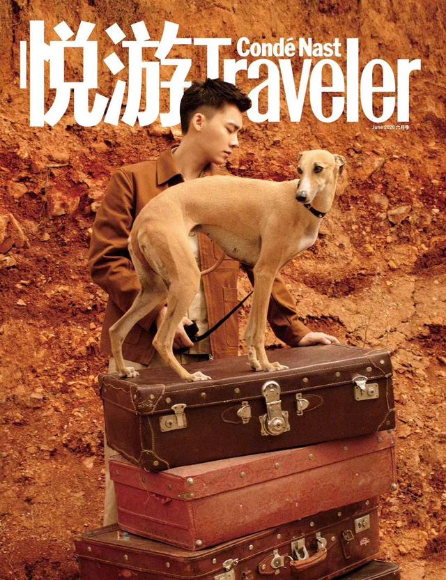 高冷但旁边的高冷大黄狗更抢镜！李易峰的眉毛太喜感了！浓黑似蜡笔小新