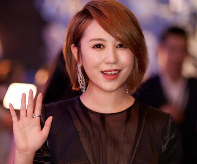 母亲节，马丽怀里抱着宝宝官宣当妈，成功的女人总是爱与事业同行